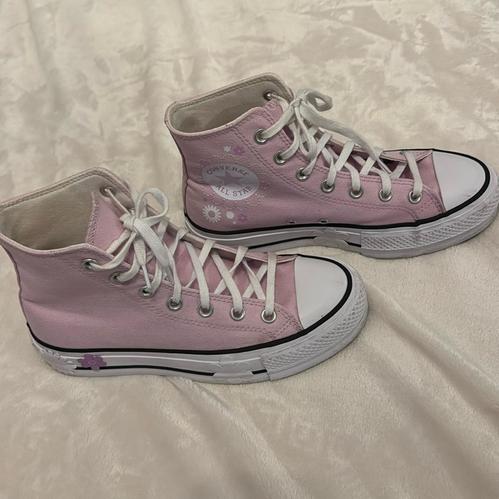 Chuck Taylor All Star Lift Platform Floral, 7
Stardust Lilac/White
Like new